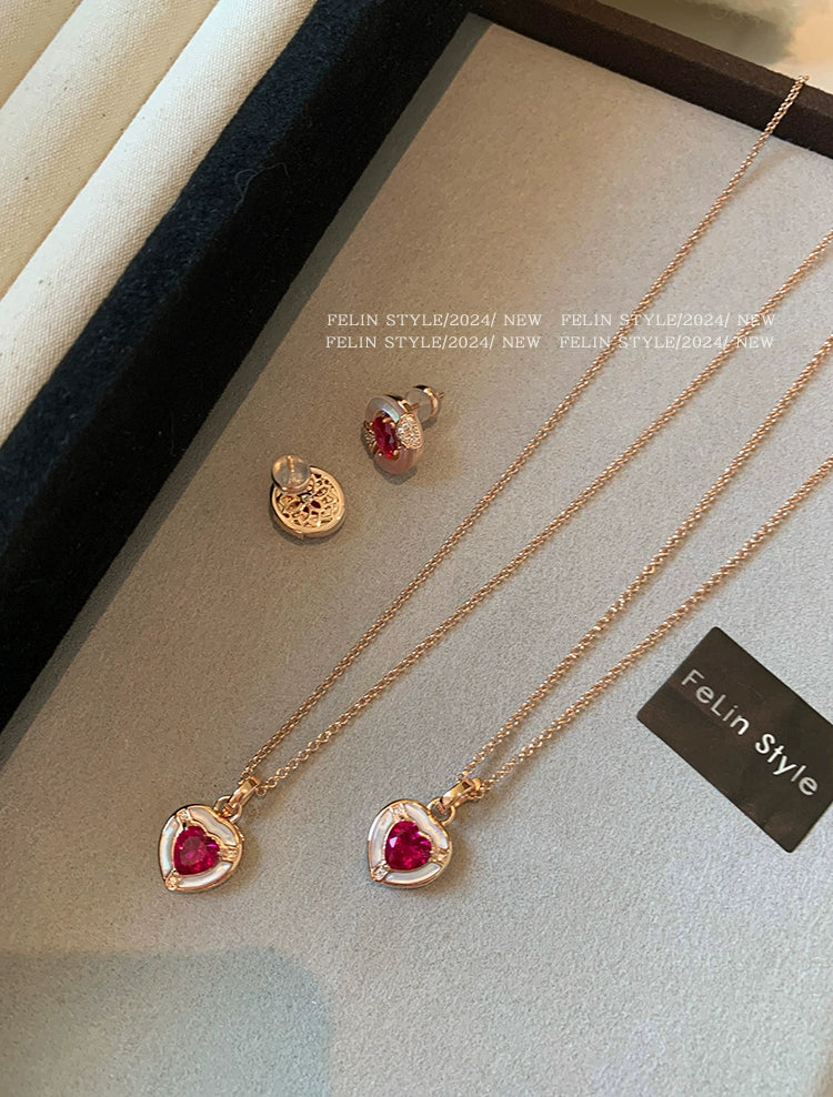 Pink zircon love pendant necklace women's high-end accessories light luxury niche 2025 new heart-shaped collarbone chain neck chain