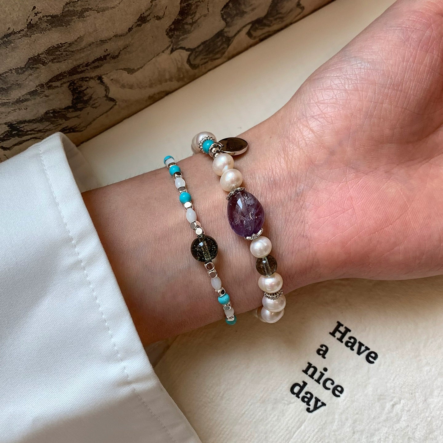 Natural white butterfly shell turquoise crystal beaded broken silver bracelet for women, suitable for summer light luxury and high-end stacking bracelet.