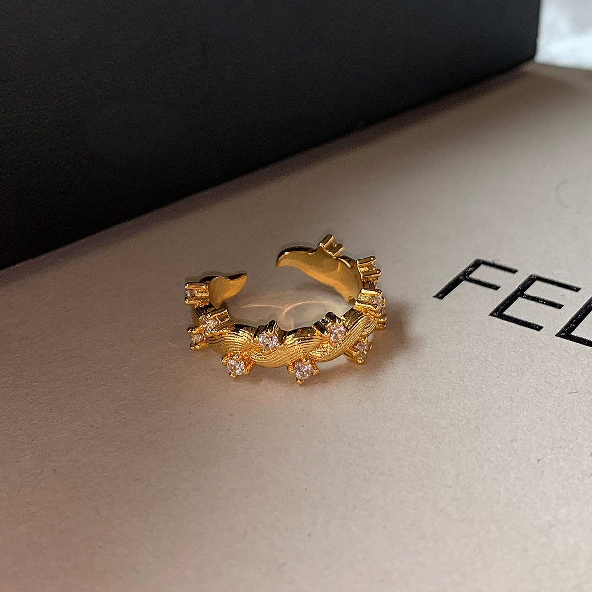 Woven gold diamond-encrusted middle finger index finger open ring women's light luxury niche design fashion personality high sense European and American