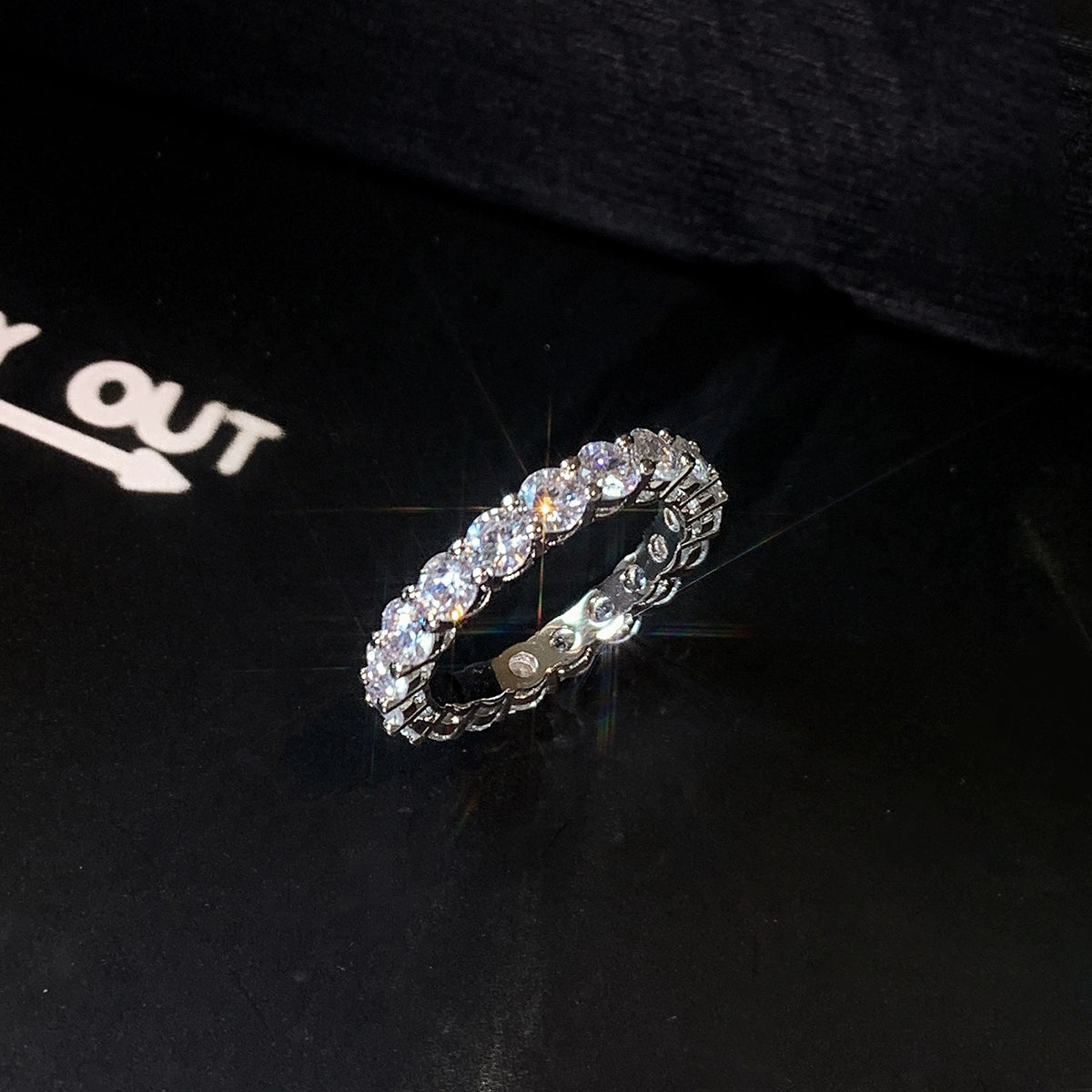 Super flash fire color broken diamond row diamond middle finger index finger ring women's light luxury niche design exquisite high sense 2025 new