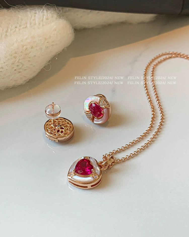 Pink zircon love pendant necklace women's high-end accessories light luxury niche 2025 new heart-shaped collarbone chain neck chain