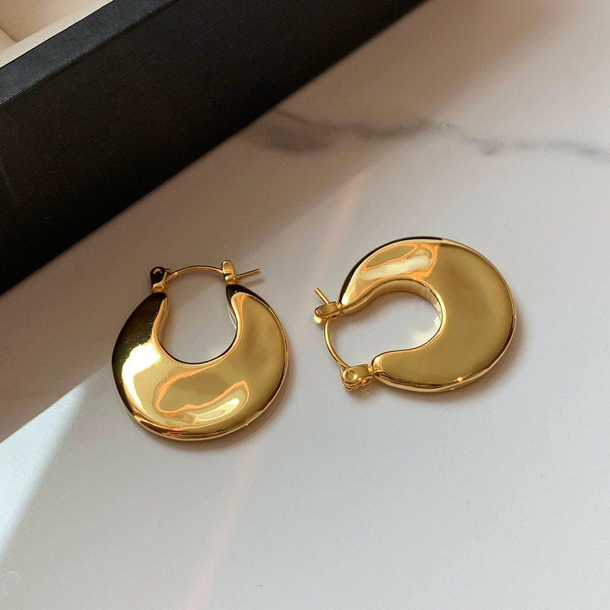 European and American simple personality round metal earrings women's summer light luxury niche high-end sense unique temperament earrings earrings