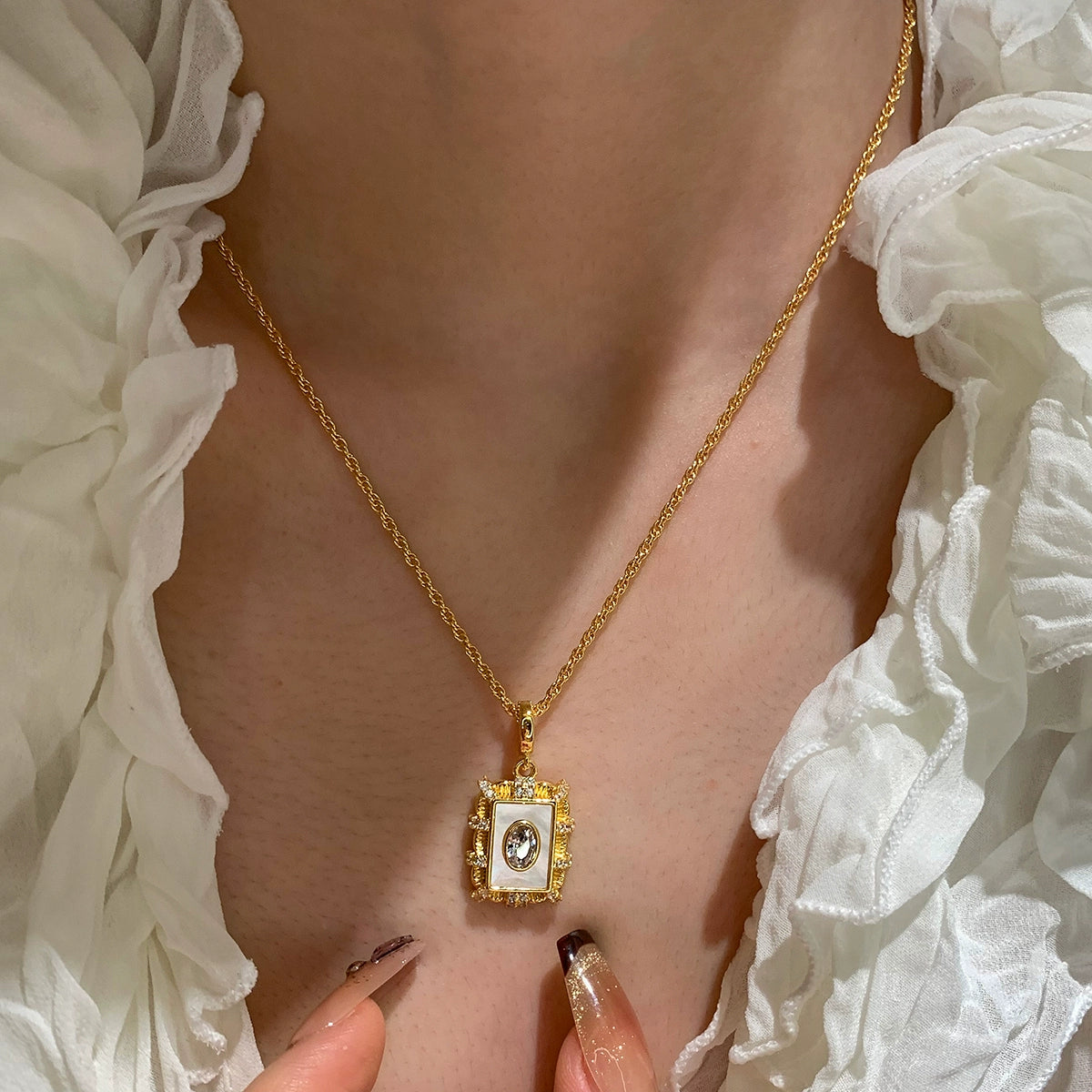 Natural white fritillary necklace women's accessories light luxury niche high sense suitable for summer European and American retro medieval collarbone chain