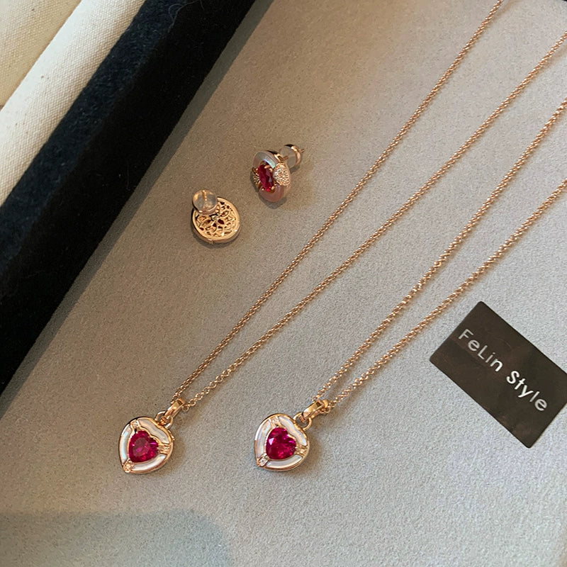Pink zircon love pendant necklace women's high-end accessories light luxury niche 2025 new heart-shaped collarbone chain neck chain