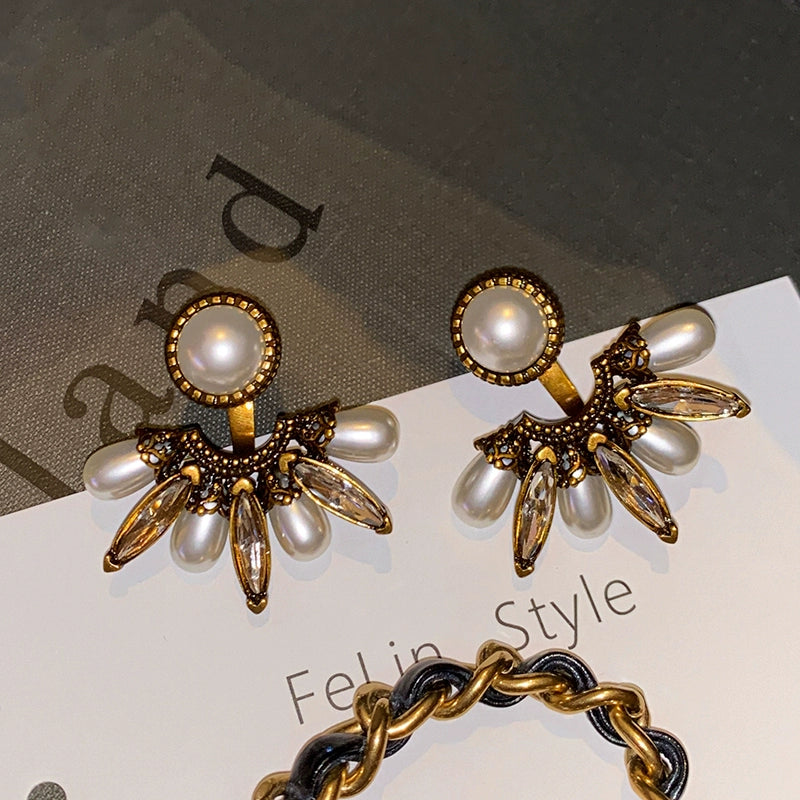 Xiaoxiangfeng retro pearl earrings women's high-end 2025 new light luxury Hepburn style great temperament medieval stud earrings