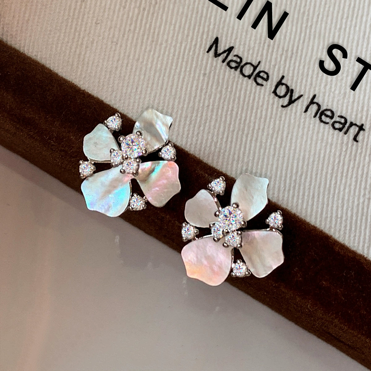 925 Silver Needle Natural White Fritillary Zircon Diamond Earrings Ladies 2025 Super Fire Premium Temperament Stud Earrings Earrings