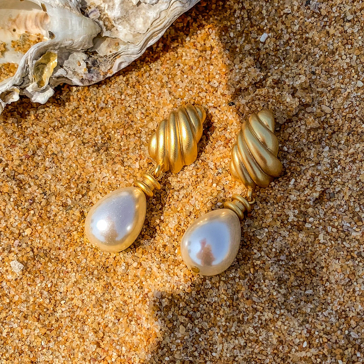 Seaside vacation wind frosted metal pearl pendant earrings women's summer face small French high-end earrings earrings