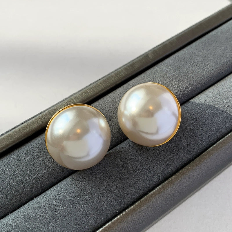 European and American steamed buns, big pearl earrings, stud earrings, female Hepburn style temperament, niche design sense, high-end light luxury earrings, earrings.