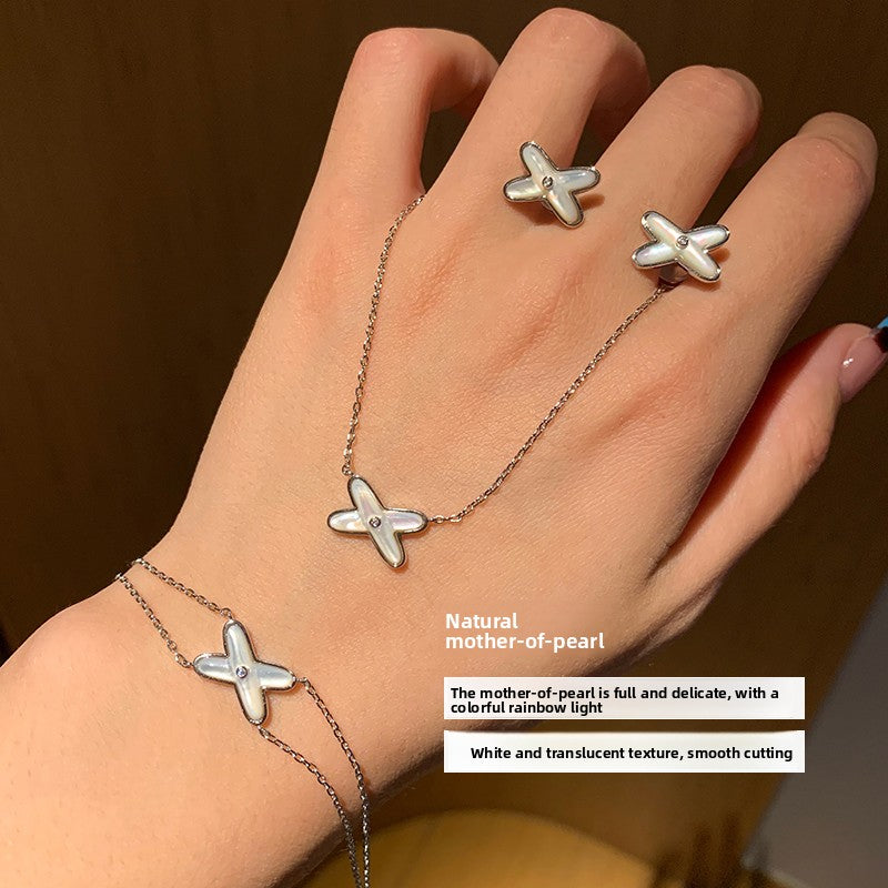 Natural white fritillary necklace women's high-end accessories exquisite light luxury niche rose gold 2025 new collarbone chain neck chain